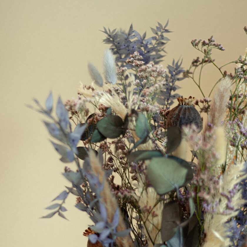 Trockenblumenstrauss aus Trockenblumen in Blau Grün Lila mit Eukalyptus Blumenstrauss nachhatltig