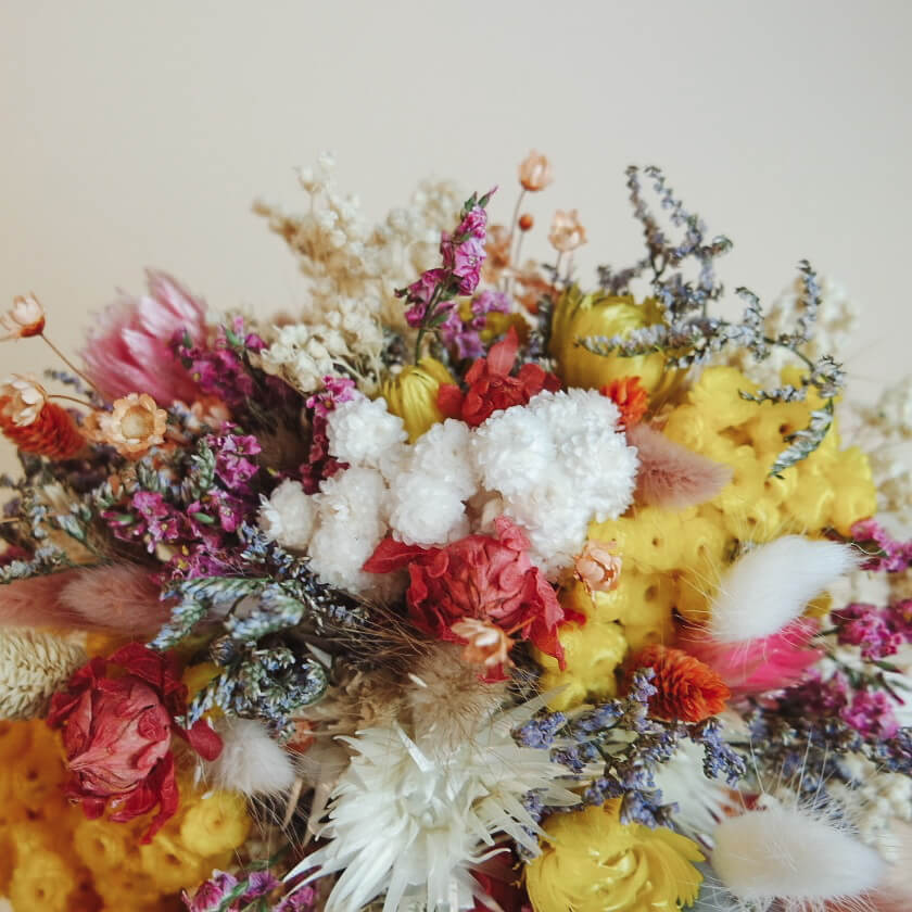 Brautstrauss aus Trockenblumen individuell gebunden Hochzeitsstrauss nach Wunsch Anstecker Hochzeitsaccessoires Koeln Florel