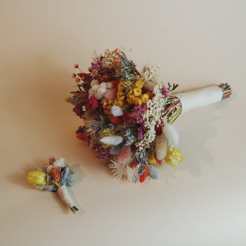 Brautstrauss aus Trockenblumen individuell gebunden Hochzeitsstrauss nach Wunsch Anstecker Hochzeitsaccessoires Koeln Florel