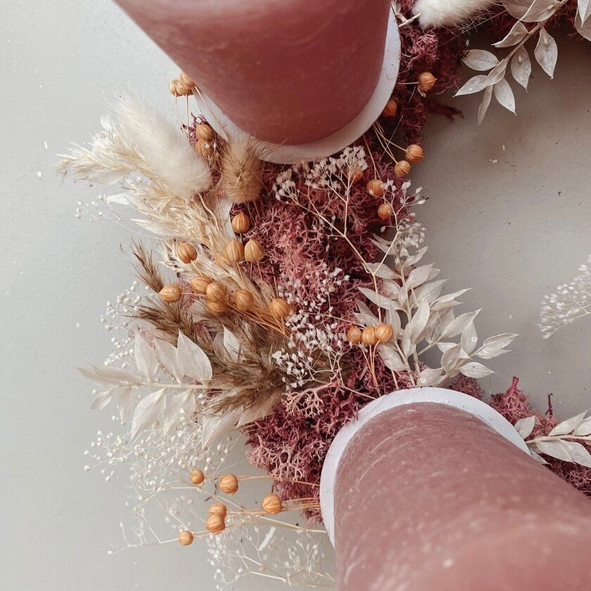 Adventskranz aus Trockenblumen mit rosa Basis und Rusus, Fuchsschwänzchen, Flachs und Schleierkraut, Adventskranz handgemacht aus Köln für die Adventszeit, Adventsdeko, Advent
