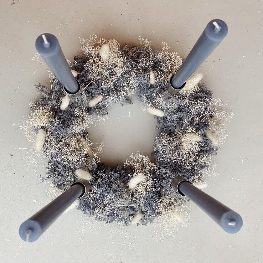 Adventskranz aus Trockenblumen Blau Weiß Koeln Trockenblumenadventskranz