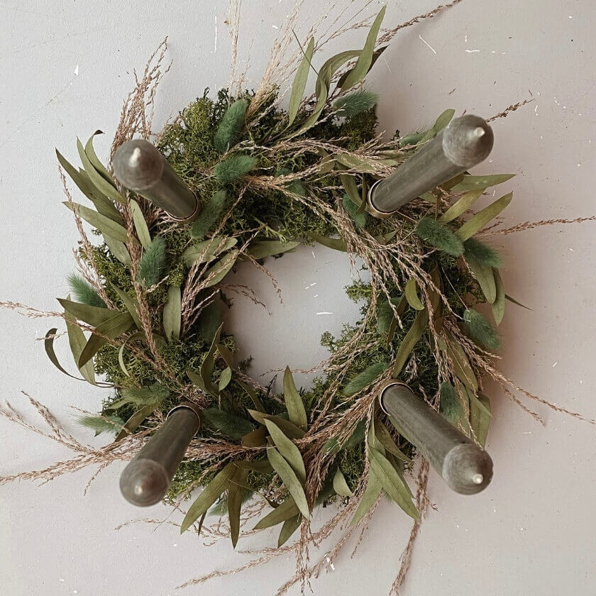 Adventskranz aus Trockenblumen grün mit Pampasgras Trockenblumenadventskranz mit Kerzen Pampasgras Lagurus Eukalyptus Koeln