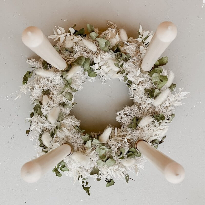Adventskranz aus Trockenblumen mit Ruscus, Lagurus und Eukalyptus, Trockenblumenadventskranz für die Adventszeit mit grünen und beigen Elementen aus Köln